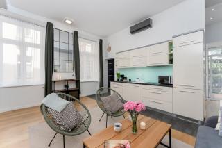 Old Town Luxe Retreat - King Bed - Steps to Main Square - 7