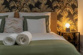 Old Town Luxe Retreat - King Bed - Steps to Main Square - 4
