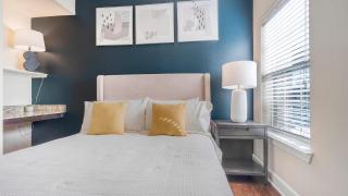 Landing Chic 1BD Courtyard Pool - 2