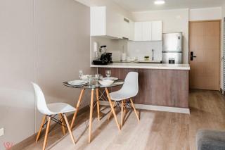 Bright 1BR Balcony & View - 5