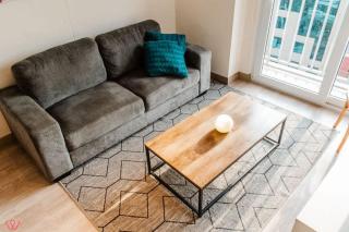 Bright 1BR Balcony & View - 4