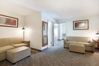 Super 8 by Wyndham Calgary Shawnessy Area - 1