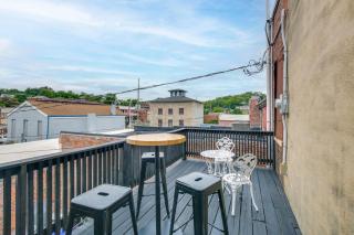 Deck and River View Loft in Downtown Hannibal - 9