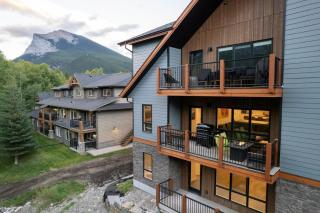 1200 sq2 unit with 3 Br 2 Ba and 7 Beds, Pool, Hot Tub and Firepit - 0