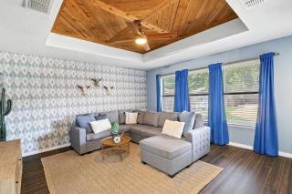 4BD 2BA Bohemian x Southern Getaway w Pool Cinema - 9