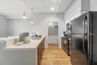 Spacious DT Condo l Free Parking l Fast Wi-Fi - Cleveland - 1