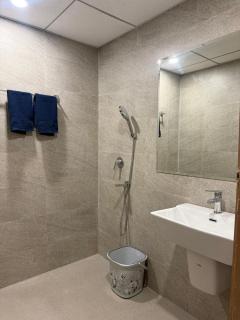 Nirvana by Urban Retreat Suite Near Expo Mart - Greater Noida - 3