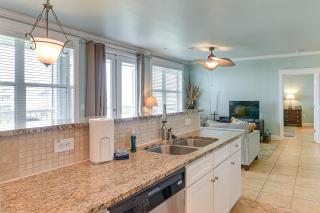 Walk to Beach Condo with Bay View in Galveston - 4