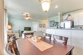 Walk to Beach Condo with Bay View in Galveston - 2
