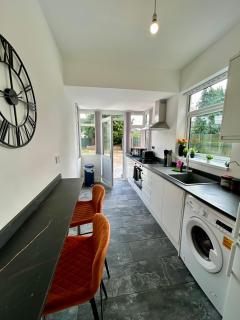 Spacious 4-Bed House Parking Ideal for Contractors - Hull - 2