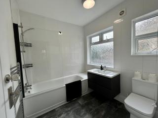 Spacious 4-Bed House Parking Ideal for Contractors - Hull - 5