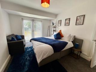 Spacious 4-Bed House Parking Ideal for Contractors - 6