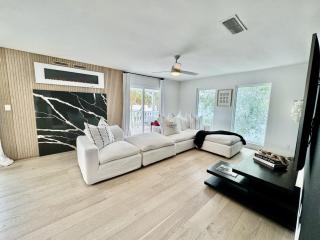Aylees Siesta Key Beach House-360 steps from beach-Saltwater Pool-Pet Friendly - Siesta Key - 1