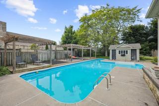 Mins to Beach Downtown 5BR w Pool Patio and BBQ - Cobourg - 0