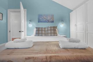 Mins to Beach Downtown 5BR w Pool Patio and BBQ - Cobourg - 4