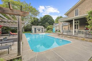 Mins to Beach Downtown 5BR w Pool Patio and BBQ - Cobourg - 1