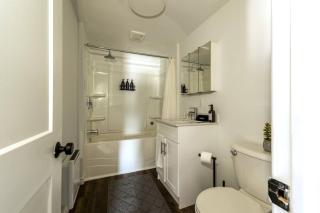 Cozy 2BR Apt near Downtown Free Parking and Wi Fi - 2