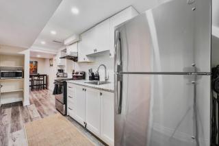 Cozy 2 BR Bsmt Apt Free Parking Mins to Senaca - 8