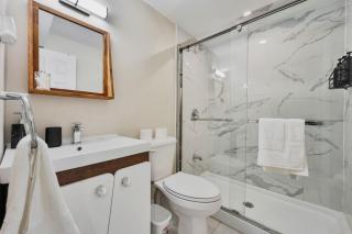 Cozy 2 BR Bsmt Apt Free Parking Mins to Senaca - 4