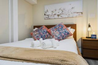 Cozy 2 BR Bsmt Apt Free Parking Mins to Senaca - 2