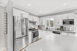 3BR Pickering Retreat with BBQ and Patio Delight - Pickering - 7