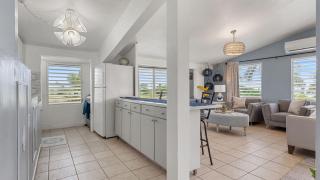 Yellow House Unit A - 2 min walk to the Beach - 5
