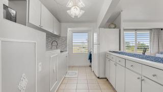 Yellow House Unit A - 2 min walk to the Beach - 3