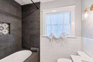Stylish 2BR Home and Studio Great Central Location - 3