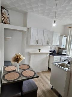 Entire 2 Bedroom Apartment City Centre & Stadium - 4