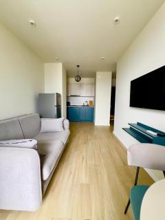 Солнечная квартира с отдельной спальней и панорамным видом на горы Next Apartments - Batumi - 8