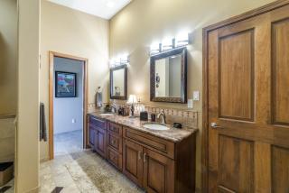 Majestic Mountain Escape-hike trails from backyard - 9