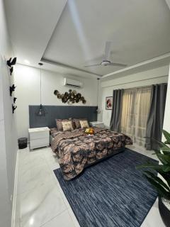 One Bed Luxury Apartment with Pool Gym Cinema amenities in Zameen Opal by Urban B&B - Lahore - 5