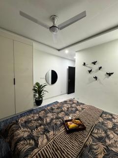 One Bed Luxury Apartment with Pool Gym Cinema amenities in Zameen Opal by Urban B&B - 3