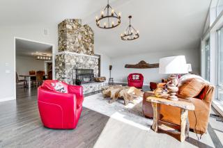 Private Pond and Indoor Pool Grand Arlington Villa! - Arlington - 6