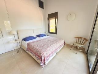 eucalyptus--top floor beachfront apartment - 2