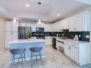 Comfy 3BR Lakeview Condo with 2Clubhouses - Kissimmee - 2