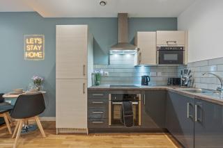 Central Leeds Flat - In City Centre - Modern Décor - Sleeps 8 - 1