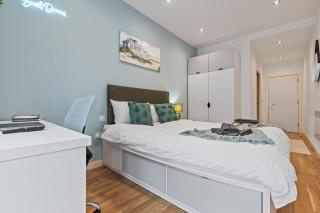 Central Leeds Flat - In City Centre - Modern Décor - Sleeps 8 - Central Station - 8