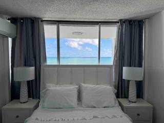 Beachfront Balcony With Marina Views Pool - 8