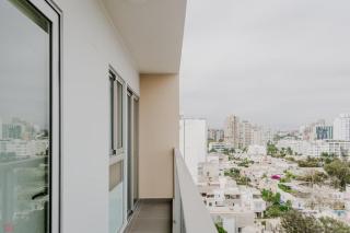 Polished 2BR with Balcony in San Isidro - Lima - 0