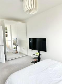 Room and Private Bathroom in London - Barking - 4
