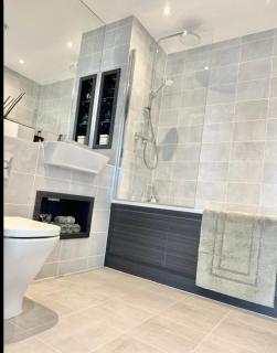 Room and Private Bathroom in London - Barking - 3