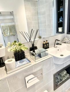 Room and Private Bathroom in London - Barking - 1