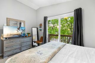 Dockside Dream - Stay for 12 - Rocky Mount - 3