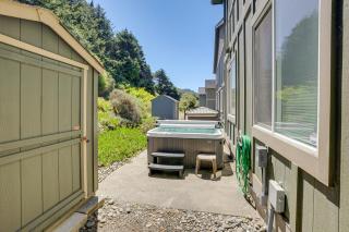 Steps to Shore Home with Hot Tub in Gold Beach - 7