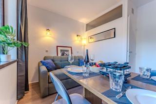 Top-Floor Mountain Getaway - Stunning Views, Sleeps 4 - 9