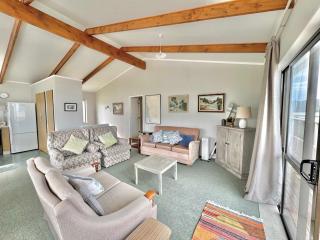 HINE110 - Whangamata by the Beach - 1