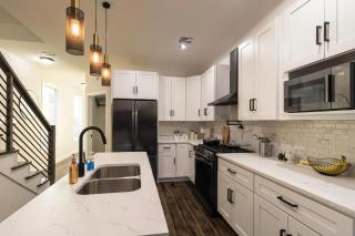 Dallas Luxe Townhome !Rooftop Movie Theater !9 Min to Downtown - 2