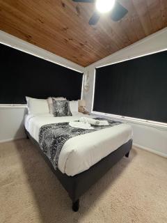 Luxury 4 Bedroom Home with Pool & Games Room Bar - 3