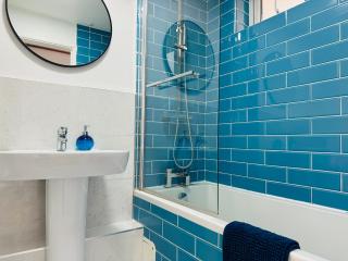 Two Bedroom Flat for Six Guests - 9